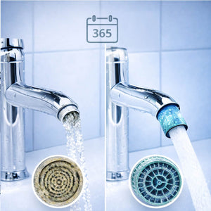 DE: Verkalkter Wasserhahn-Strahlregler nach 365 Tagen neben AquaClic mit ruhigem vollem Wasserstrahl und deutlich weniger Kalkablagerungen im direkten Vergleich