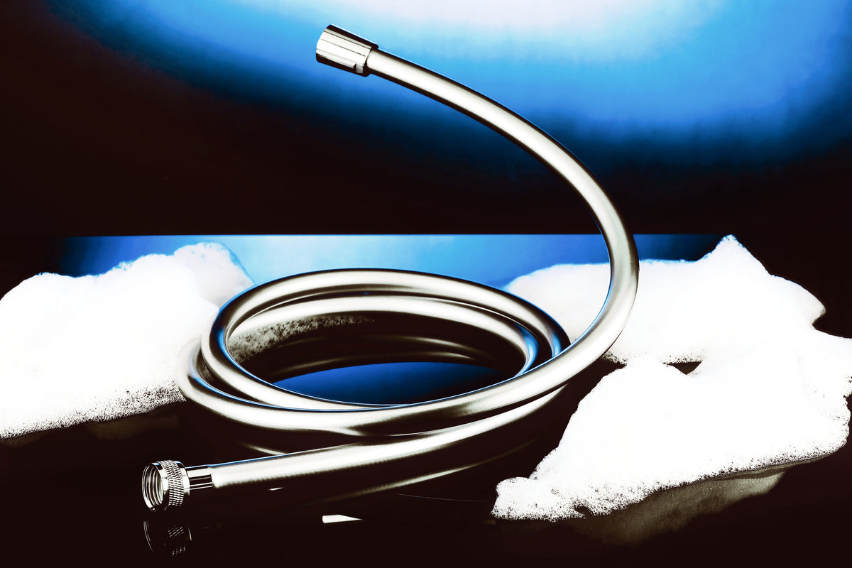 Stilleben Brauseschlauch gewebeverstärktmit blauem Hintergrund und Schaumkronen