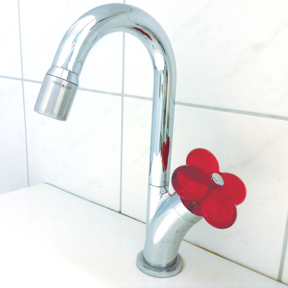 Strahlregler Inox Pur an Designarmatur FLEUR mit Aussengewinde und Spezialadapter