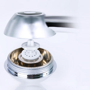 Duschkopf SwissClima geöffnet mit sichtbarem verkalkungsfreiem Innenleben für einfaches Reinigen und Spülen im Geschirrspüler