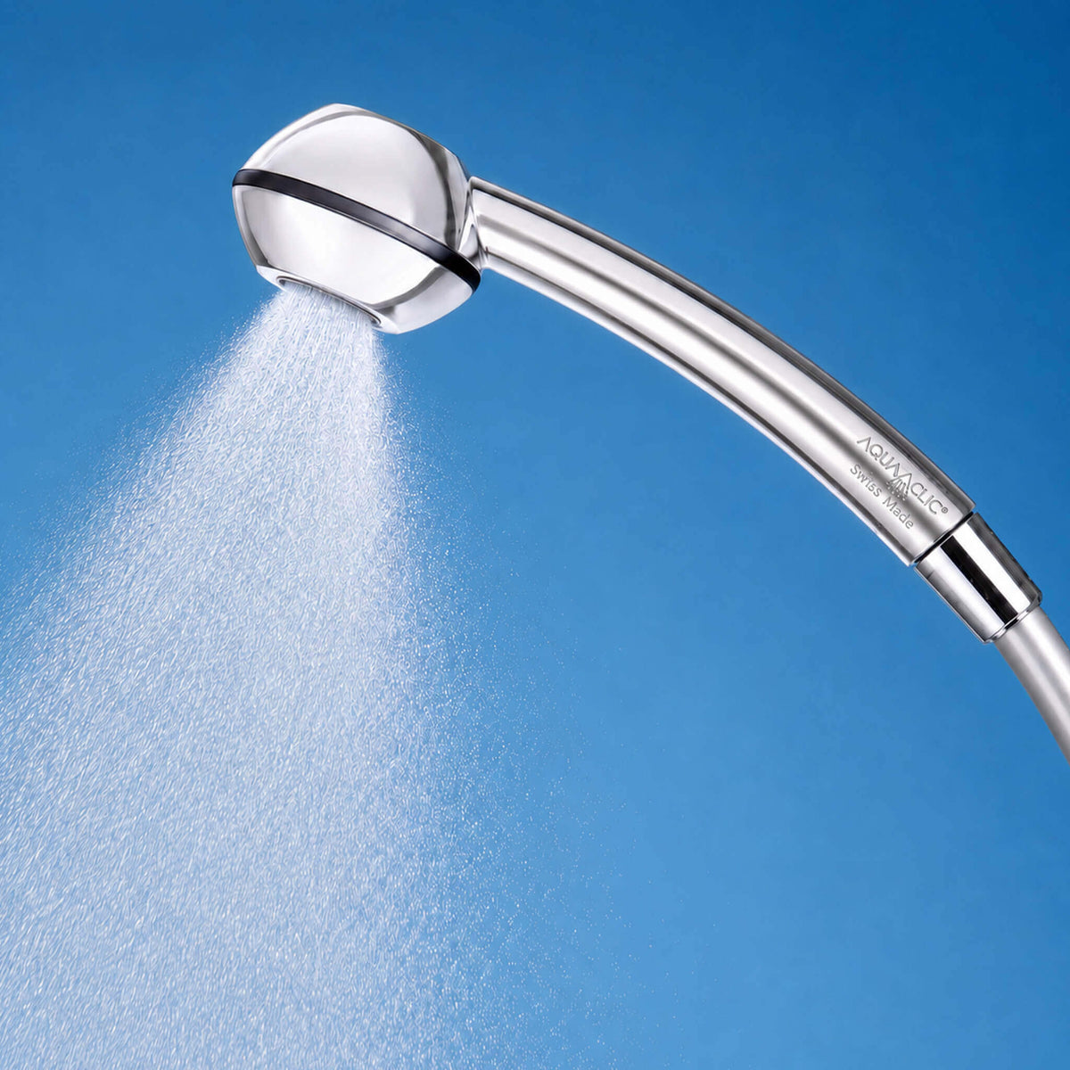 wassersparender Duschkopf SwissClima, Ecochrome, Profil, blauer Hintergrund, Turbulenzstrahl