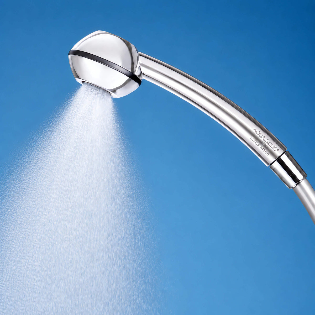 wassersparender Duschkopf SwissClima, Ecochrome, Profil, blauer Hintergrund, Turbulenzstrahl