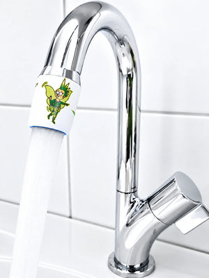 AquaClic Pfyn-Finges mit Fee am verchromten Wasserhahn und Wasserstrahl