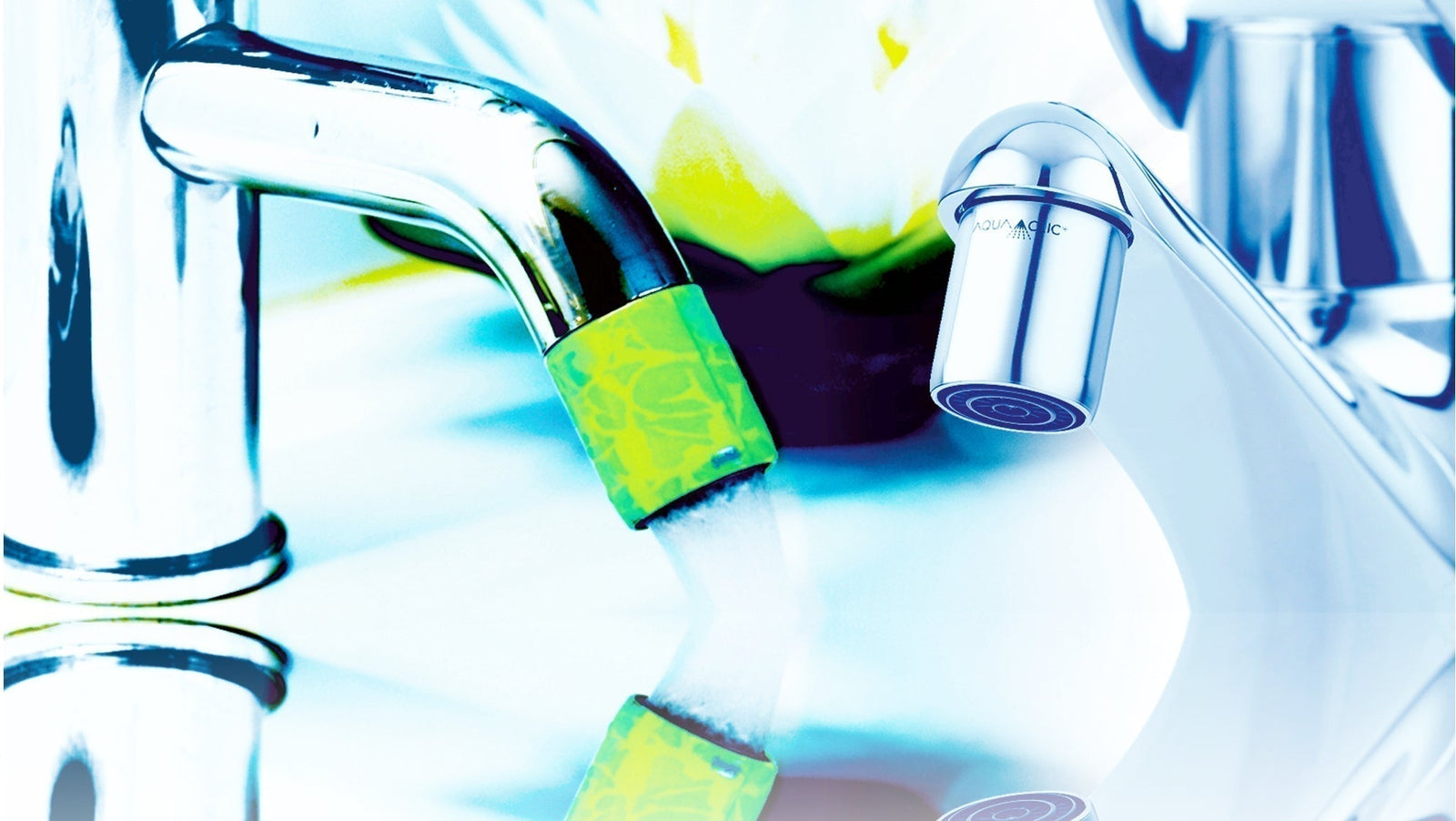 Zwei wassersparende Wasserhähne nebeneinander: links Hahn mit Aussengewinde und einem grünen AquaClic-Strahlregler dran, rechts das diskrete Modell "Pur" an einem Wasserhahn mit Innengewinde