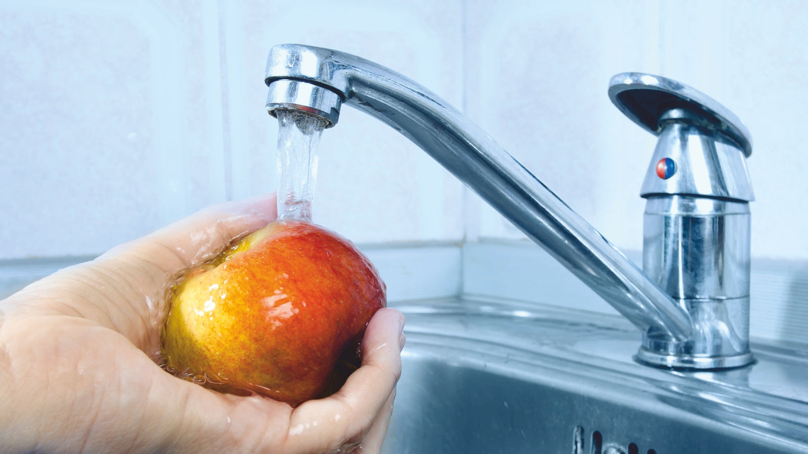 Wasserhahn mit Händewäscherin