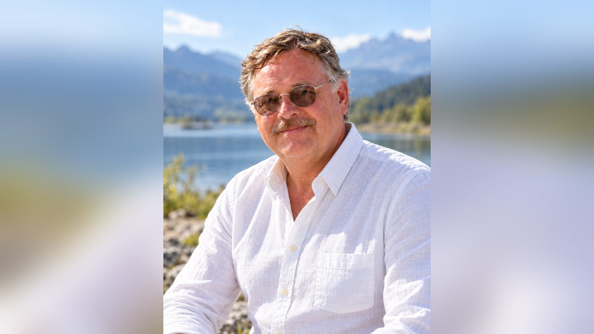 Diplomgeologe und Hydrologe Dietmar Rößler am See