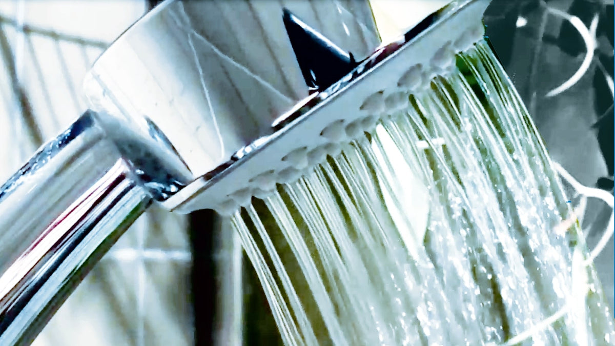 Schwacher Wasserstrahl einer herkömmlichen Duschbrause