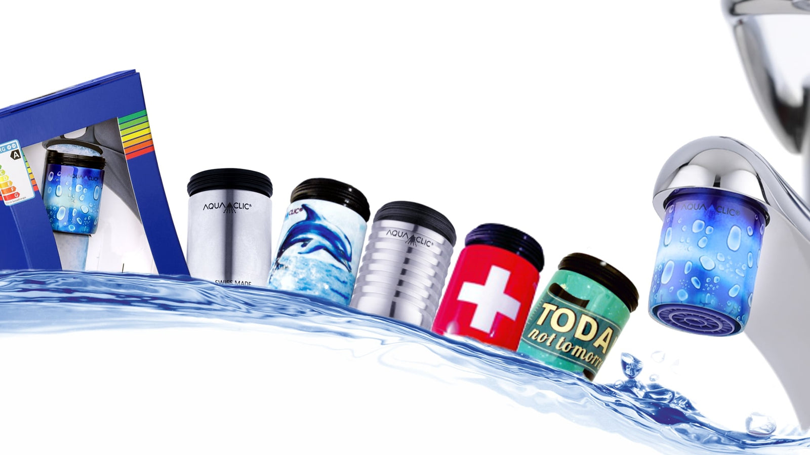 AquaClic-Mischdüsen in Edelstahl oder in Farbe nebeneinander auf einer Meereswelle, neben einem Wasserhahn mit dem Raindrops-Clic angeschraubt