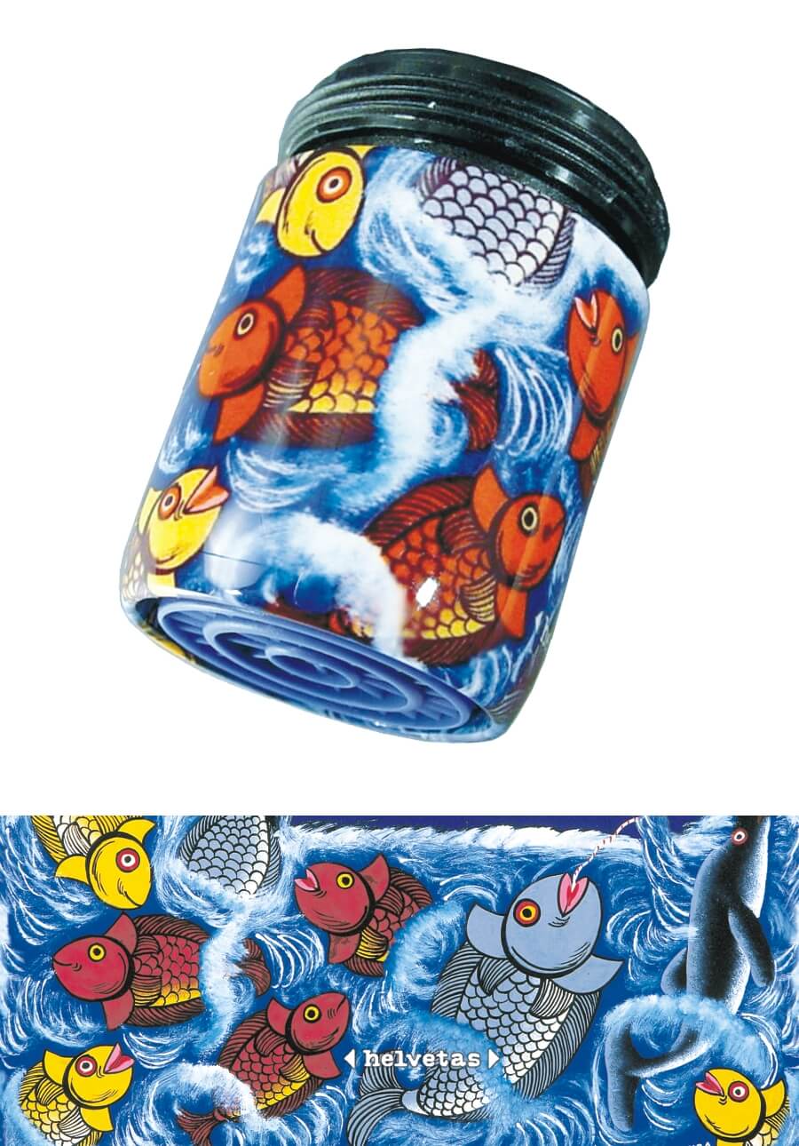 AquaClic Strahlregler mit farbigem Fischmotiv, mehrere stilisierte Fische in Rot, Gelb und Schwarz auf blauem Hintergrund am Wasserhahn.