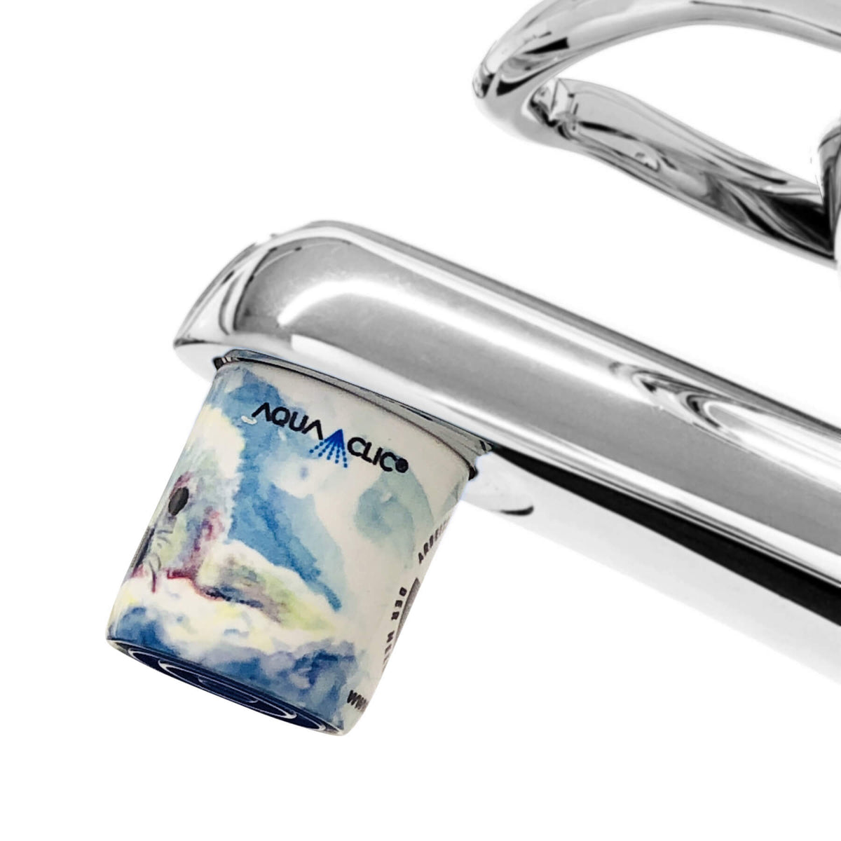 AquaClic Strahlregler mit Babyrobben-Motiv, helle Robbe mit grossen Augen auf blauem Hintergrund am Wasserhahn.