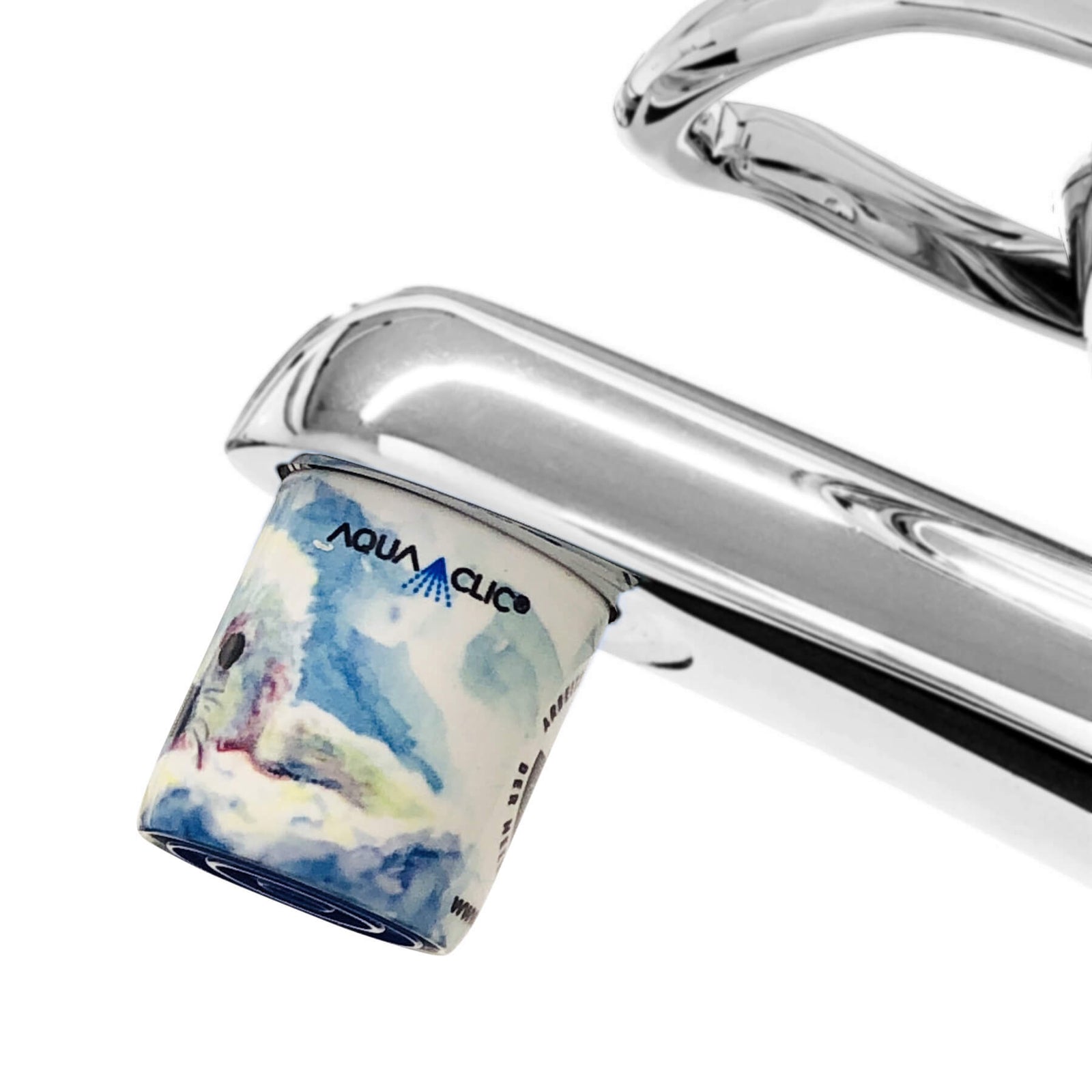 AquaClic Strahlregler mit Babyrobben-Motiv, helle Robbe mit grossen Augen auf blauem Hintergrund am Wasserhahn.