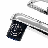 AquaClic Strahlregler im Design „Hasta mañana!“ mit Power-Symbol in Weiß auf schwarzem Hintergrund am Wasserhahn