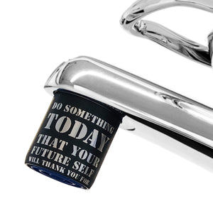 AquaClic Inox Do-Something-Today Strahlregler aus Edelstahl mit motivierendem Schriftdesign, montiert am Wasserhahn
