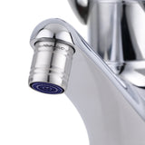 AquaClic Inox Conserve Strahlregler aus Edelstahl ohne Muster, montiert am Wasserhahn