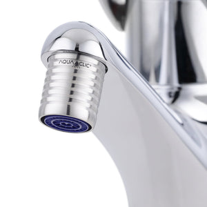 AquaClic Inox Nizza Strahlregler aus Edelstahl mit feinen umlaufenden Linien, montiert am Wasserhahn