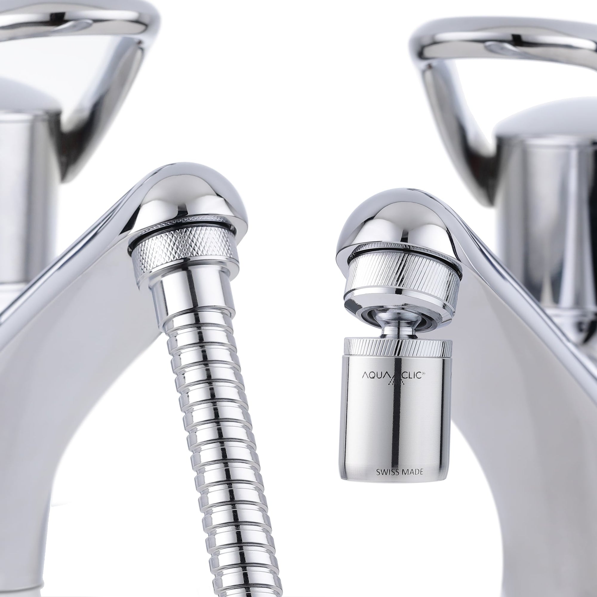 Links: Wasserhahn mit Schlauch FlexiClic; rechts: Hahn mit Kugelgelenk GiroClic (und AquaClic-Strahlregler Inox-Pur, wird nicht mitgeliefert)