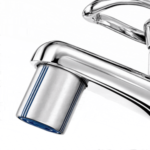 Strahlregler aus Edelstahl, wassersparend  am Wasserhahn mit feinen senkrechten Linien, Desgin: Lignes