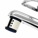 AquaClic Strahlregler in minimalistischem Schwarz Weiss Design mit klaren Linien am Wasserhahn