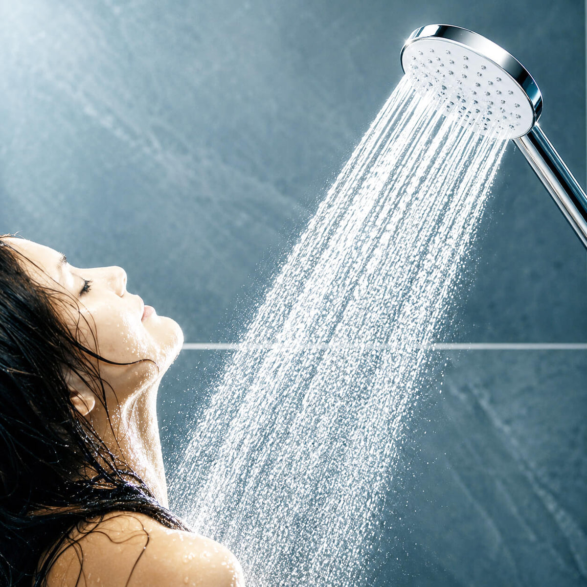 junge Frau duscht unter vollem Wasserstrahl der Duschbrause Prosecco