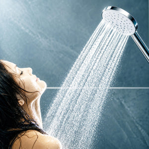 junge Frau duscht unter vollem Wasserstrahl der Duschbrause Prosecco