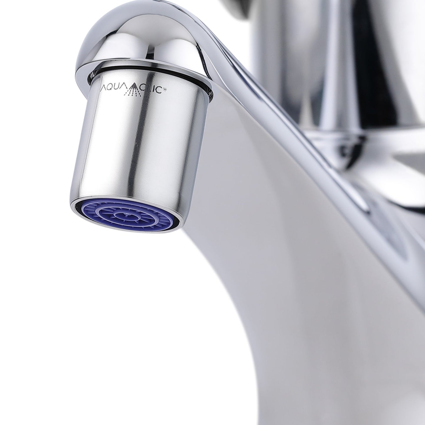 Strahlregler AquaClic Inox Pur an einem Wasserhahn mit Innengewinde, im Halbprofil