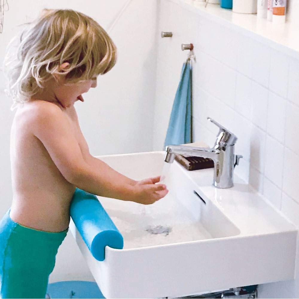 Kleiner Junge am AquaClic-Wasserhahn