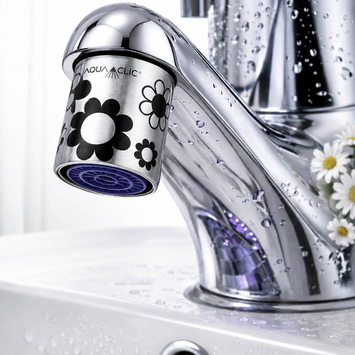 AquaClic Strahlregler aus Edelstahl, Design, Daisy am Wasserhahn montiert