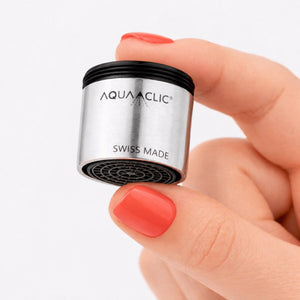 AquaClic Inox Petit aus Edelstahl in der Hand