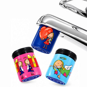 AquaClic-Strahlregler Mon Coeur in blau mit grossem Comic-Herz und Engel am Wasserhahn, daneben zwei andere Strahlregler mit Engeldesign in pink und blau