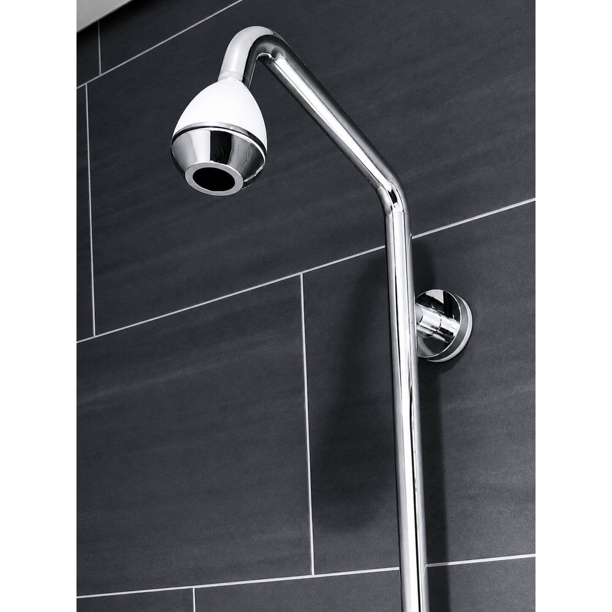 Wandbrause EcoChrome weiss-verchromt an einer alten Stangen-Duschanlage 