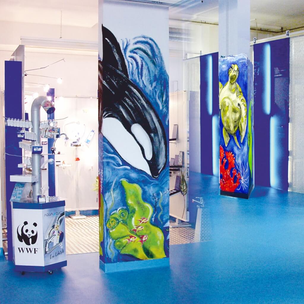 AquaClic-Werk mit Showroom und bemalten Säulen der Künstlerin Manuela Uebelhart