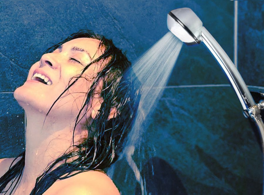 Junge Frau spült die Haare aus unter einer wassersparenden Dusche SwissClima Ecochrome