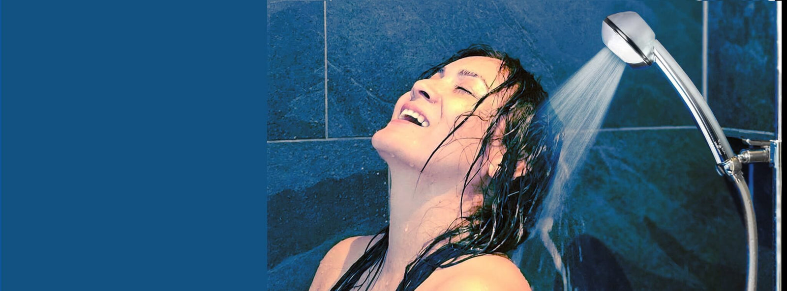 Junge Frau spült die Haare aus unter einer wassersparenden Dusche SwissClima Ecochrome