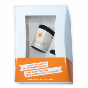 Weisse AquaClic-Geschenkbox mit Sichtfenster und individueller Banderole am Beispiel Swissolar