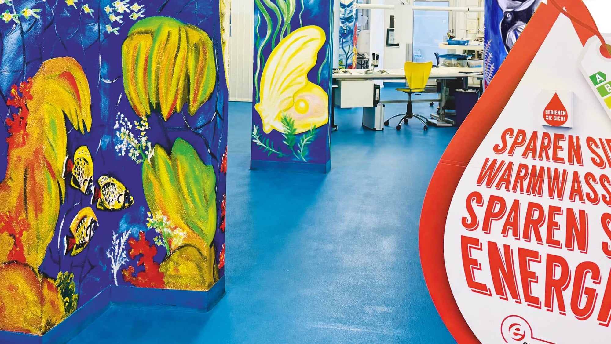 AquaClic-Werk in Zürich-Oerlikon: mit einigen bunten Säulen der Künstlerin Manuela Uebelhart