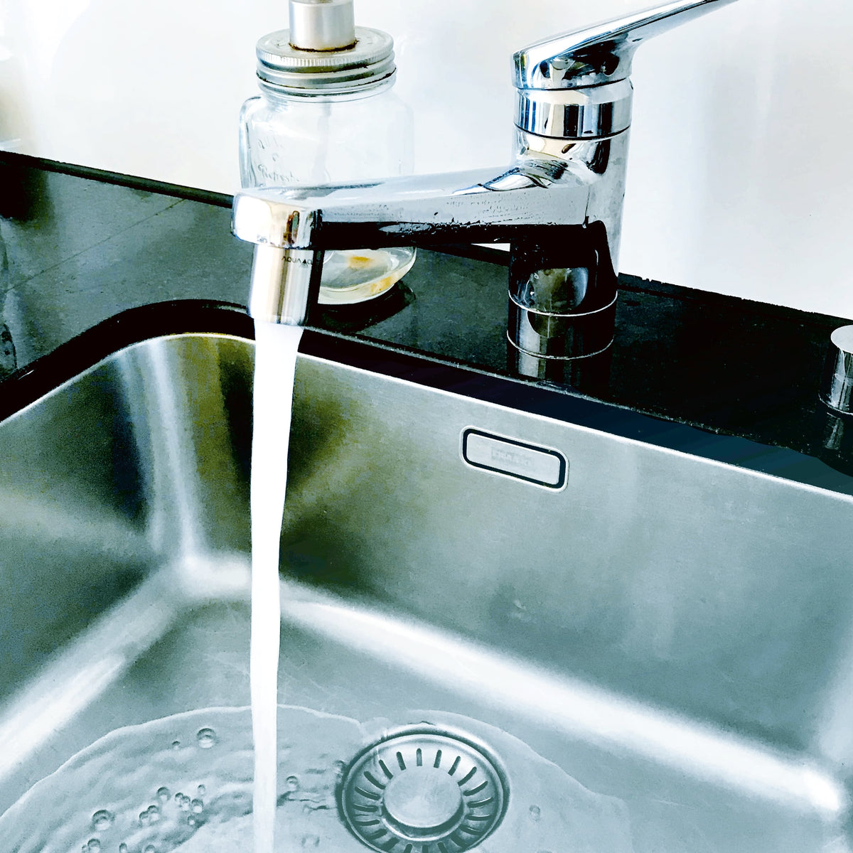 AquaClic Duo Inox Pur: 2 Edelstahl-Mischdüsen für weichen Strahl und Einsparungen