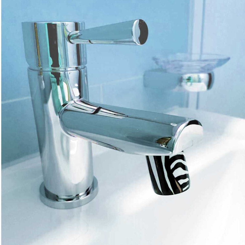 AquaClic-Wassersparer am Hahn mit  Zebra-Design vermindert Wasserverbrauch und Kosten