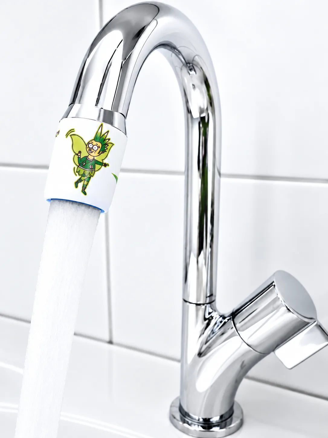 AquaClic Pfyn-Finges mit Fee am verchromten Wasserhahn und Wasserstrahl